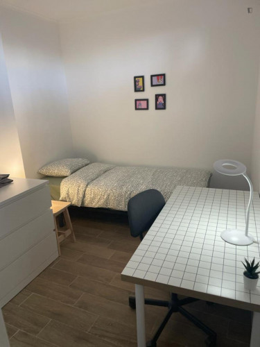 Nice single bedroom next to Moscavide train station