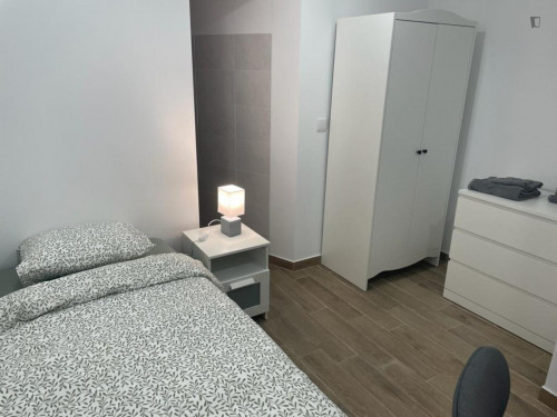 Bright single ensuite bedroom next to Escola Superior de Tecnologia