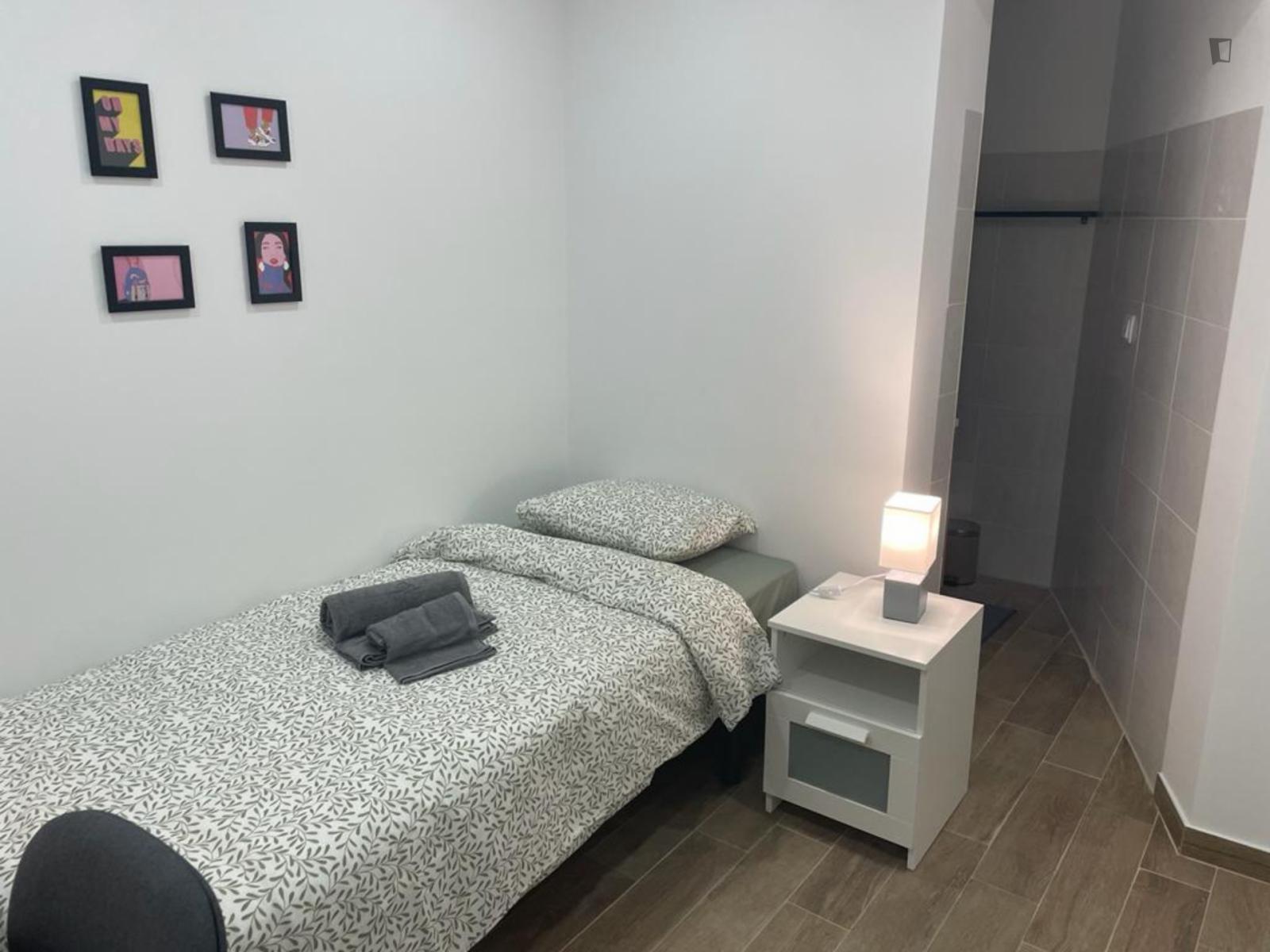  Bright Single Ensuite Bedroom Next To Escola Superior De Tecnologia  -  Bright single ensuite bedroom next to Escola Superior de Tecnologia  - Gallery -  1