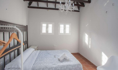 Cosy double bedroom in a student apartment, in Porvenir