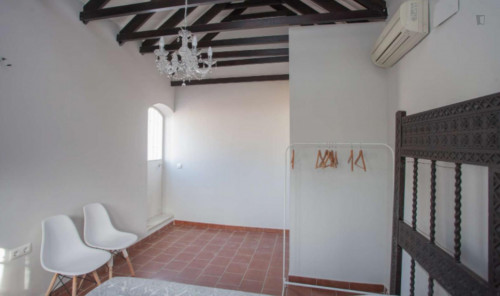 Cosy double bedroom in a student apartment, in Porvenir