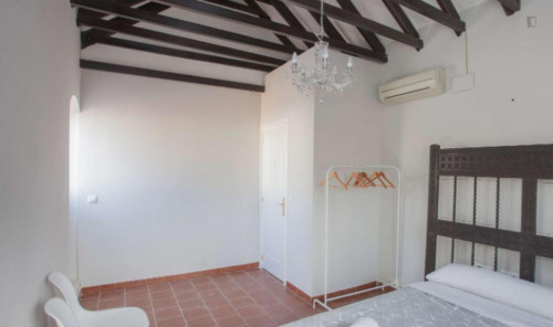 Cosy double bedroom in a student apartment, in Porvenir