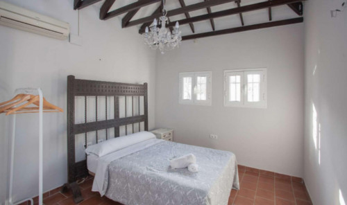 Cosy double bedroom in a student apartment, in Porvenir