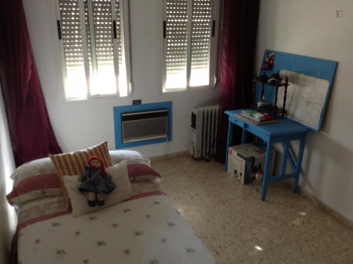 Casa soleada en calle tranquila junto al Palacio de Congresos FIBES