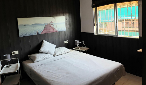 Double bedroom in a 3-bedroom apartment near Parque El Tossal