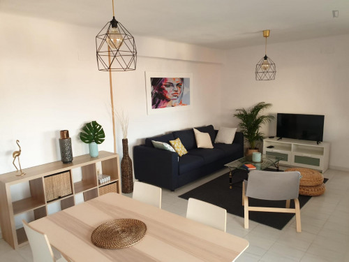 Double bedroom in a 3-bedroom apartment near Parque El Tossal