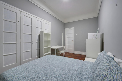 Comfy double bedroom not far from Campo Pequeno metro station - Gallery - 5