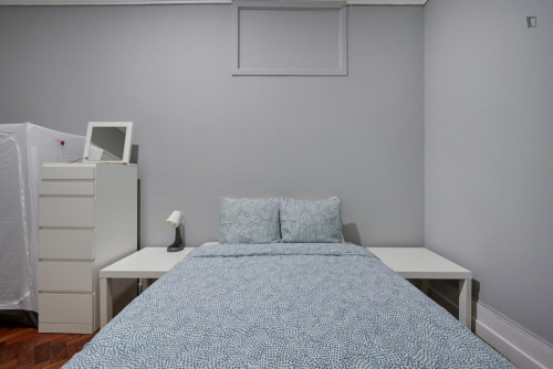 Comfy double bedroom not far from Campo Pequeno metro station