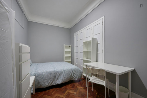Comfy double bedroom not far from Campo Pequeno metro station