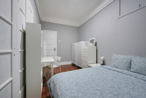 Comfy double bedroom not far from Campo Pequeno metro station