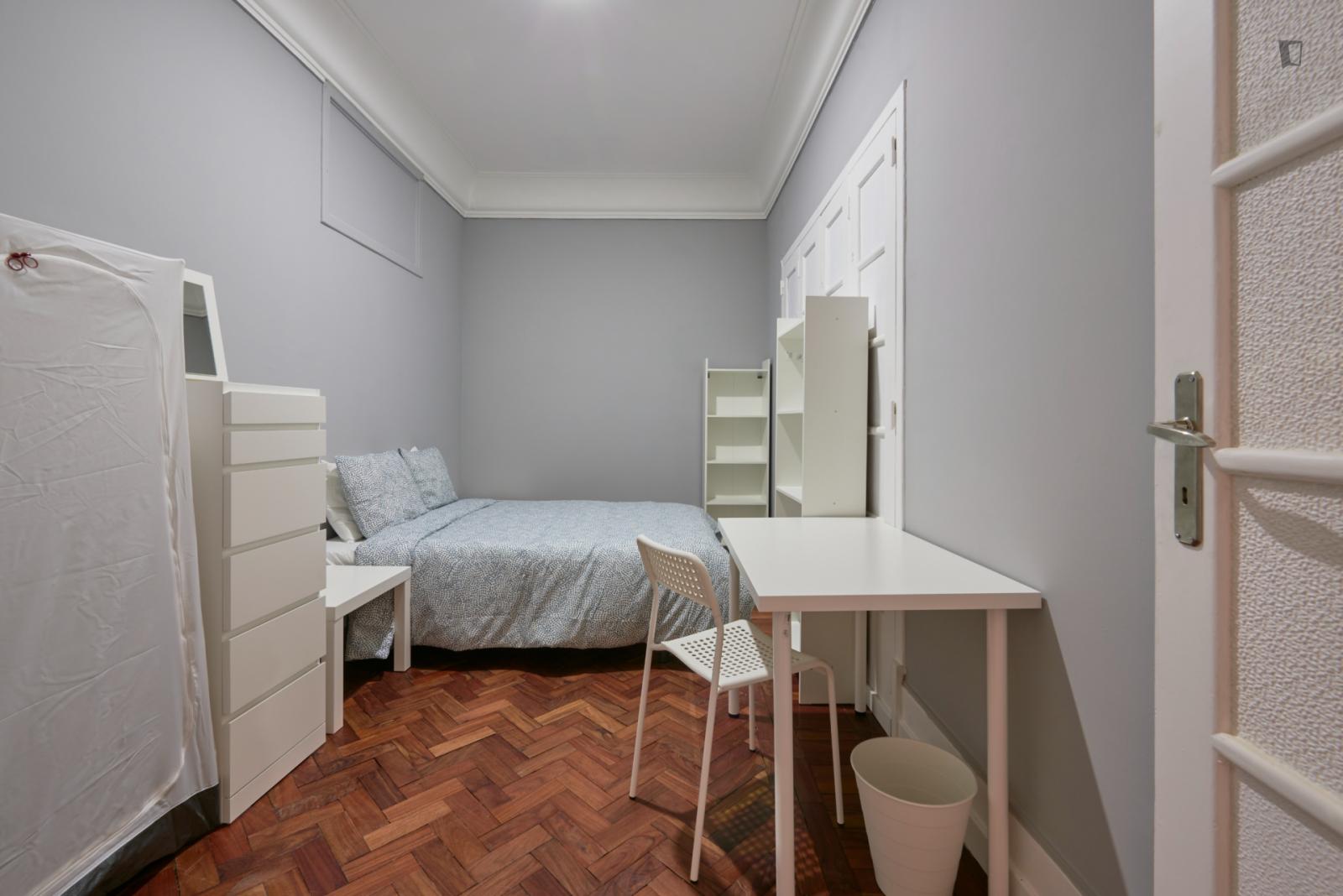 Comfy Double Bedroom Not Far From Campo Pequeno Metro Station - 1