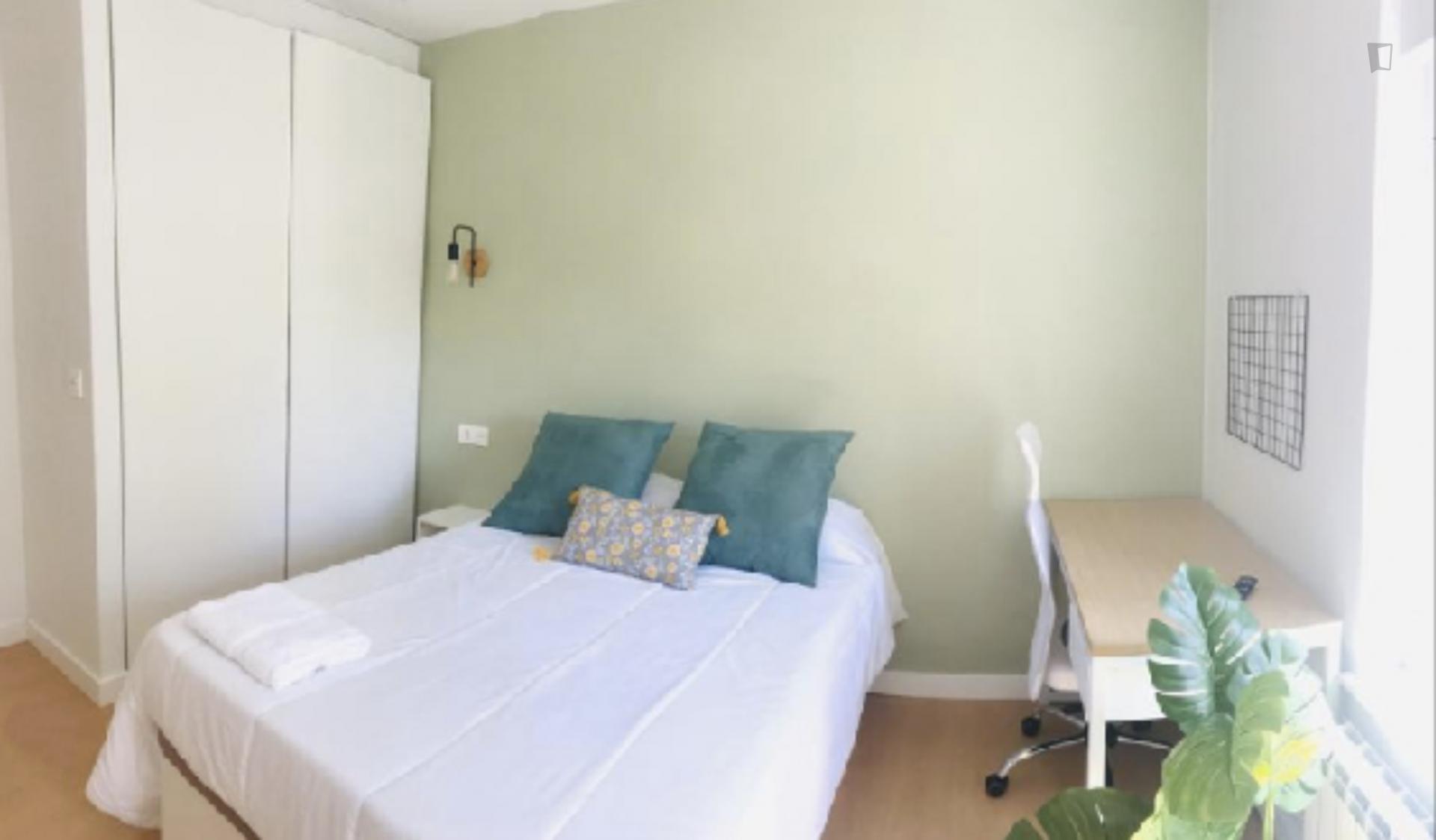 Nice double bedroom near Salamanca Official College of Physicians