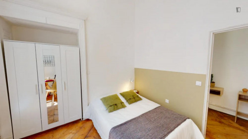 Bright double bedroom close to Capitole metro station