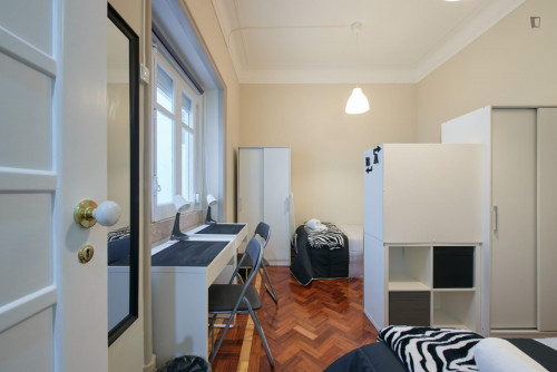 Bed in twin bedroom next to the Atrium Saldanha - Gallery - 17