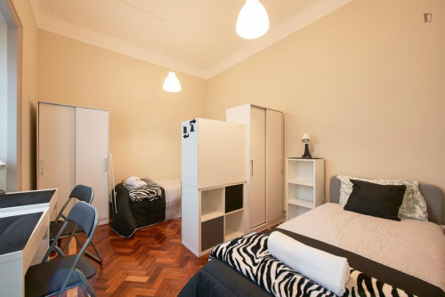 Bed in twin bedroom next to the Atrium Saldanha - Gallery - 16