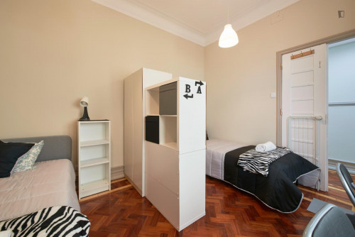 Bed in twin bedroom next to the Atrium Saldanha - Gallery - 10