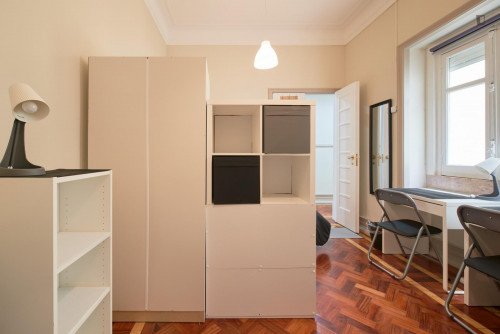 Bed in twin bedroom next to the Atrium Saldanha