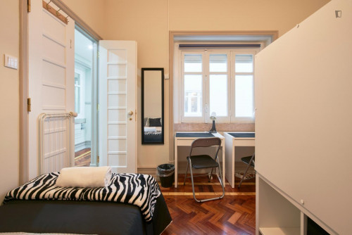 Bed in twin bedroom next to the Atrium Saldanha - Gallery - 12