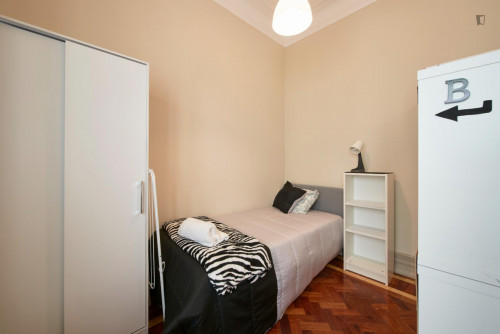 Bed in twin bedroom next to the Atrium Saldanha - Gallery - 5