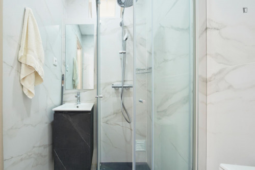 Humble single bedroom very close to Saldanha metro station