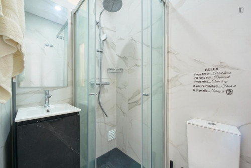 Humble single bedroom very close to Saldanha metro station