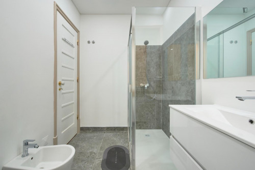 Humble single bedroom very close to Saldanha metro station - Gallery - 7