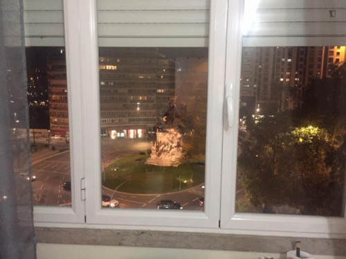 Great single bedroom close to Entrecampos train station