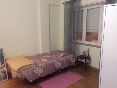 Great single bedroom close to Entrecampos train station