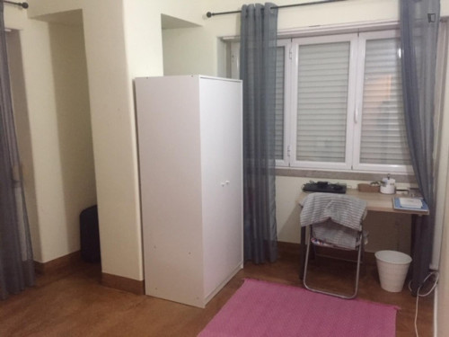 Great single bedroom close to Entrecampos train station