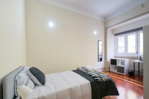 Inviting single bedroom a short walk from Saldanha metro station