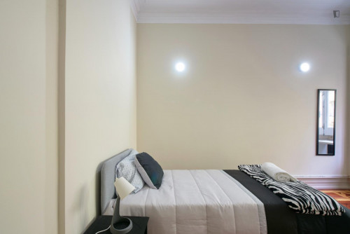 Inviting single bedroom a short walk from Saldanha metro station