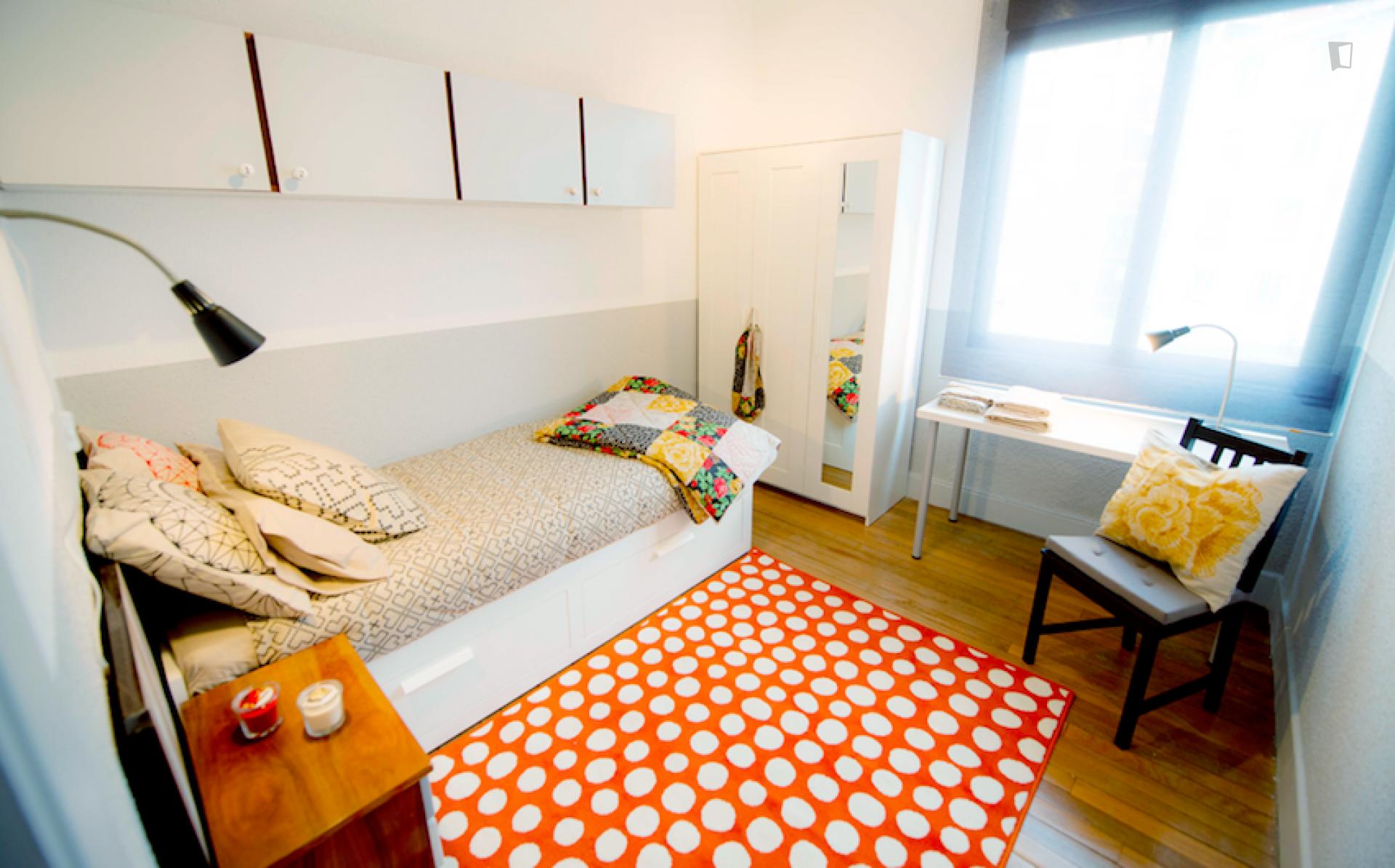 Comfy twin bedroom in a quiet 3-bedroom flat, close to University of Deusto