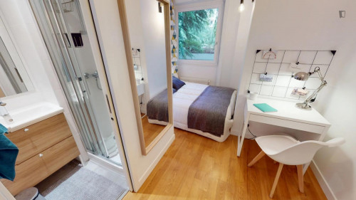 Neat double ensuite bedroom next to Lyon-Perrache Gare Routière train station