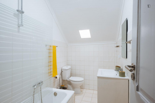 Pleasant double bedroom near the Arroios metro - Gallery - 9