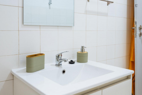 Pleasant double bedroom near the Arroios metro  - Gallery -  5
