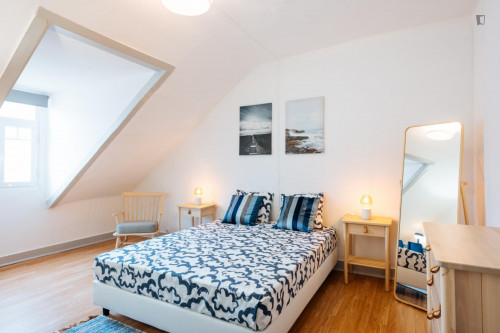 Inviting double bedroom near Instituto Superior Técnico
