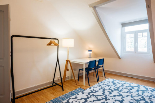 Inviting double bedroom near Instituto Superior Técnico