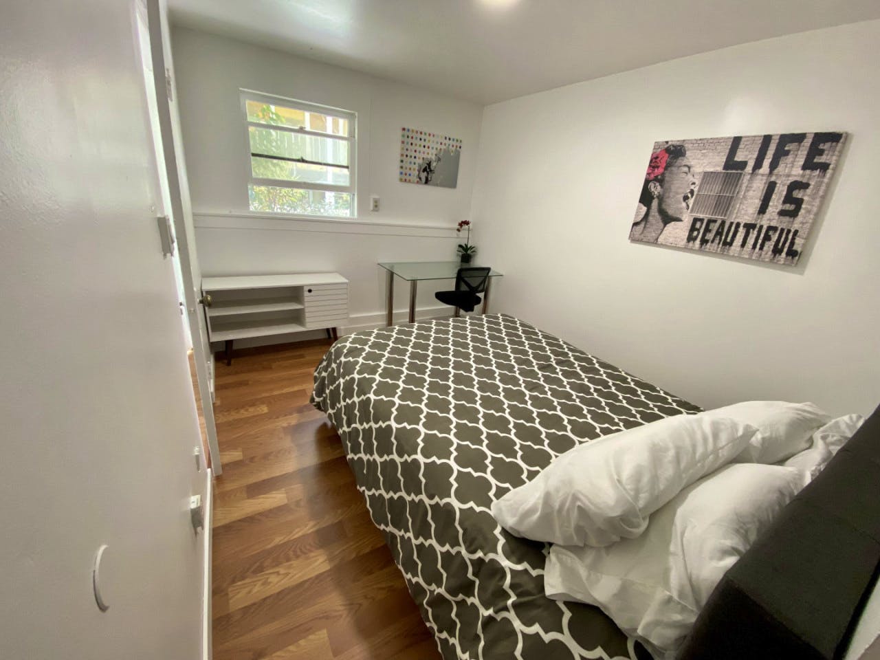 Private - Charming near the Memorial Open Air Theatre Apartment - Gallery - 21
