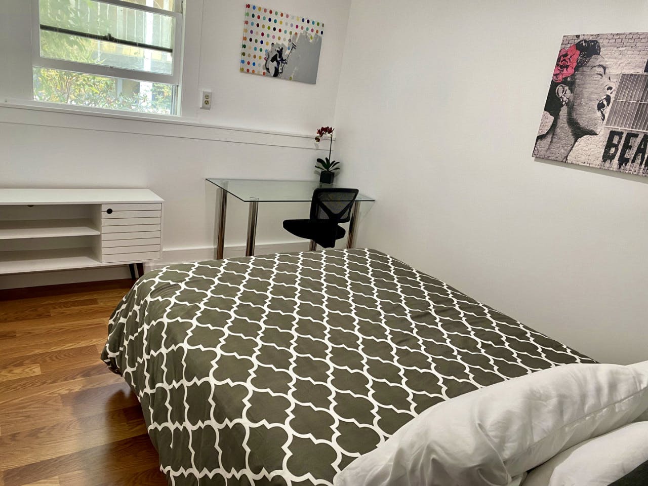 Private - Charming near the Memorial Open Air Theatre Apartment - Gallery - 22