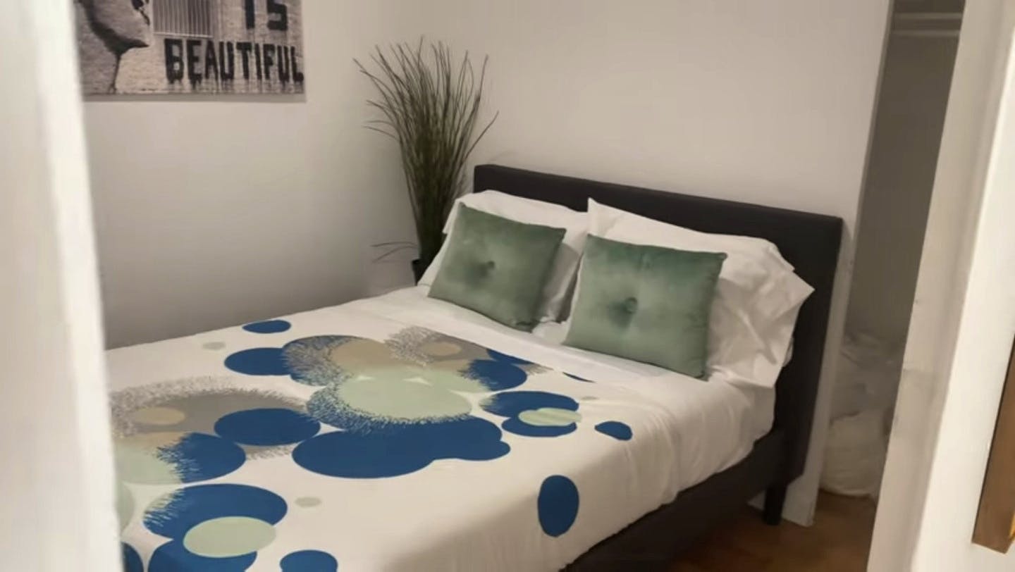 Private - Charming near the Memorial Open Air Theatre Apartment - Gallery - 27