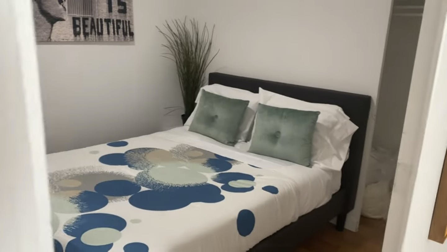 Private - Charming near the Memorial Open Air Theatre Apartment - Gallery - 1