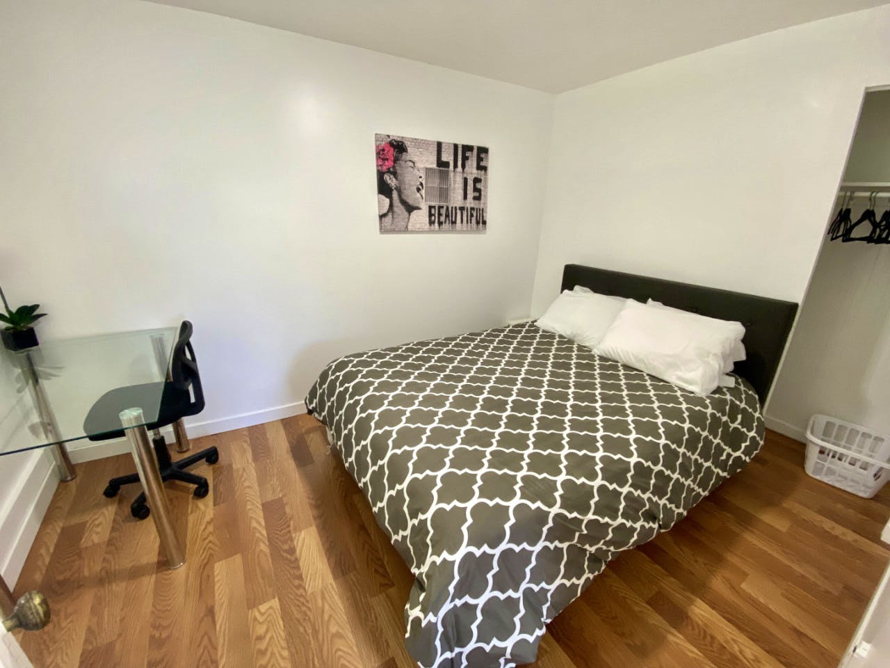 Private - Charming near the Memorial Open Air Theatre Apartment - Gallery - 24