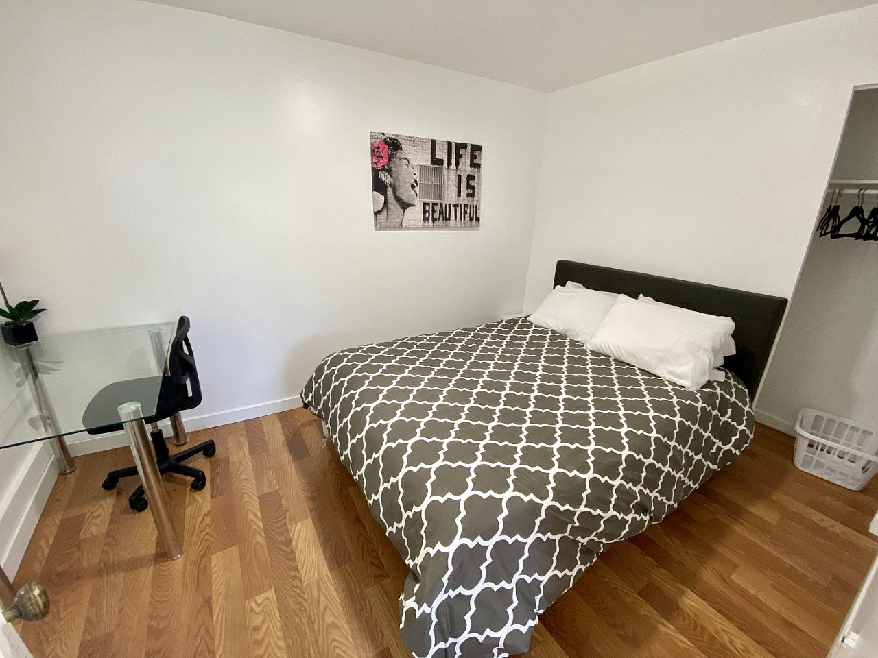 Private - Charming near the Memorial Open Air Theatre Apartment - Gallery - 7