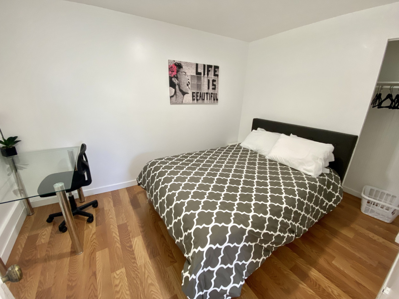 Private - Charming near the Memorial Open Air Theatre Apartment - Gallery - 19