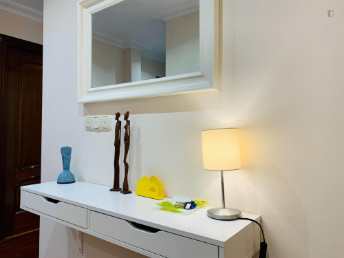 Cozy single bedroom in a 4-bedroom apartment near Etxaniz Suhiltzailearen Kalea  - Gallery -  5