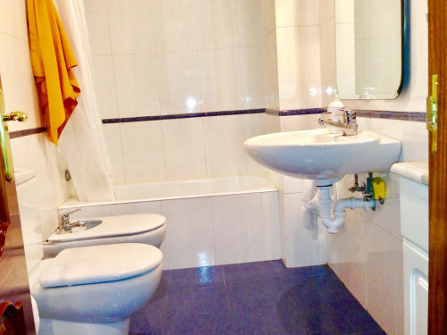 Wonderful double ensuite bedroom in a 4-bedroom apartment near Plaza de la Convivencia - Gallery - 7