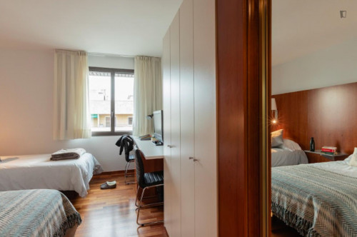 Bed in a charming twin ensuite bedroom, in Iturrama - Gallery - 25