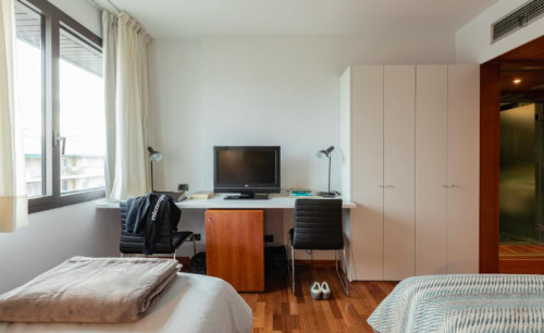 Bed in a charming twin ensuite bedroom, in Iturrama - Gallery - 26