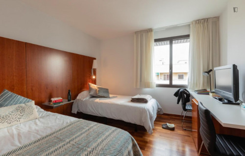 Bed in a charming twin ensuite bedroom, in Iturrama - Gallery - 24