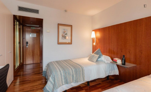 Bed in a charming twin ensuite bedroom, in Iturrama - Gallery - 34